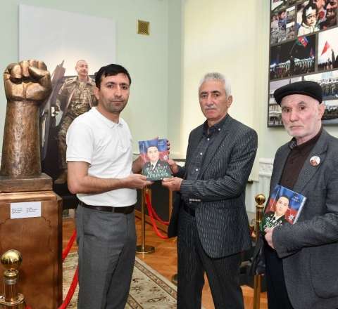 Şəhid Məhəmməd Məmmədov haqqında kitab muzeyə hədiyyə edildi 