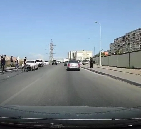 Bakıda "Bentley" qəza törətdi: Yaralı var - VİDEO