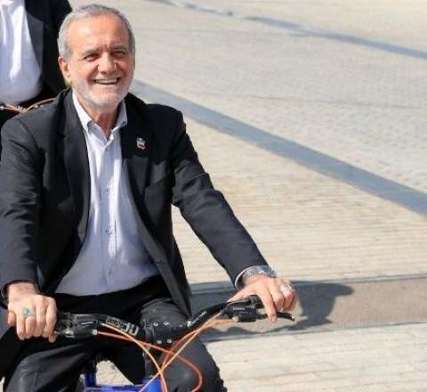 Pezeşkian Tehranın mərkəzində velosiped sürdü - FOTOLAR 