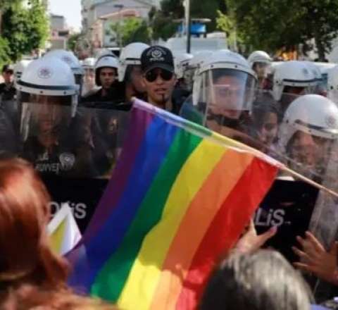 Türkiyə hökumətindən LGBT nikahı və cinsiyyət dəyişməsinə qarşı SƏRT qanun layihəsi 