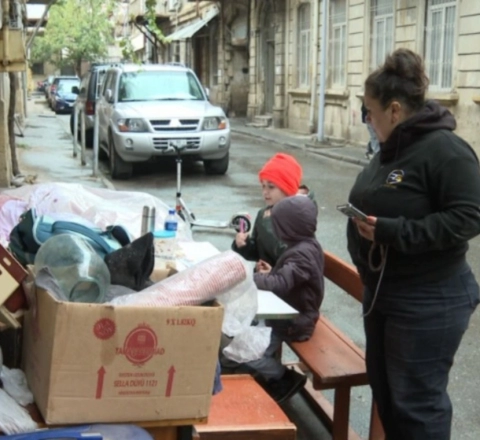 Bakıda ailə evindən çıxarıldı - VİDEO - YENİLƏNİB
