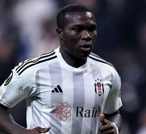 Məşhur futbolçu “Neftçi”də - Rəsmi 