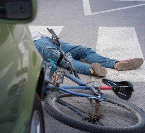 Mingəçevirdə avtomobil velosipedçini vurdu 