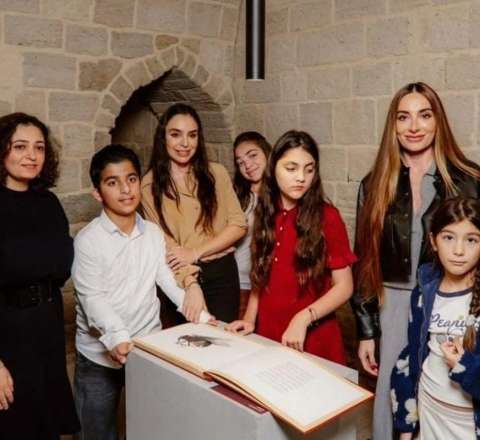 Leyla və Arzu Əliyevalar "Eşqi-nur" sərgisində iştirak etdilər 