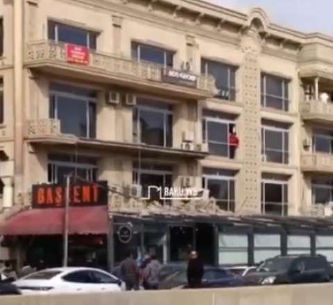 Bakıda binanın eyvanı uçaraq restoranın üstünə töküldü - VİDEO 