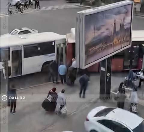 Bakıda 2 sərnişin avtobusu toqquşdu - Video 