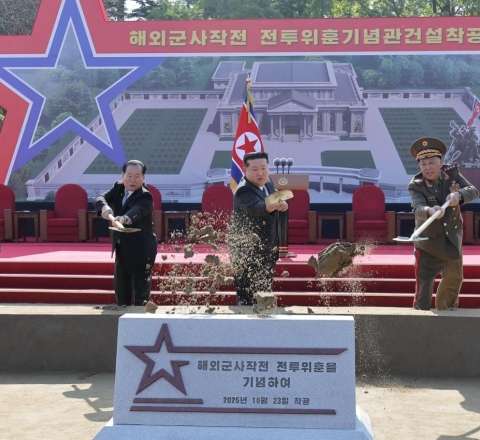 Kim Çen Ukraynada ölən əsgərləri üçün abidə ucaldır 