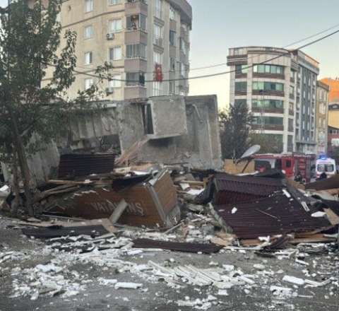 İstanbulda altımərtəbəli bina çökdü - VİDEO 