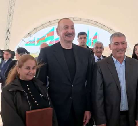 “Cənab Prezident, oğlum əsgərdir, tapşırdı ki, şəkil çəkdirək” - VİDEO 