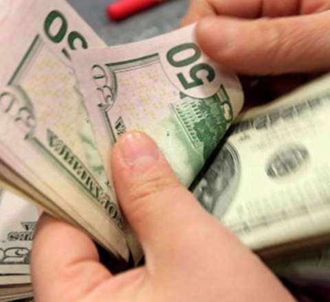 Köhnə ev aldılar - Xalçanın altından çoxlu pul tapdılar 