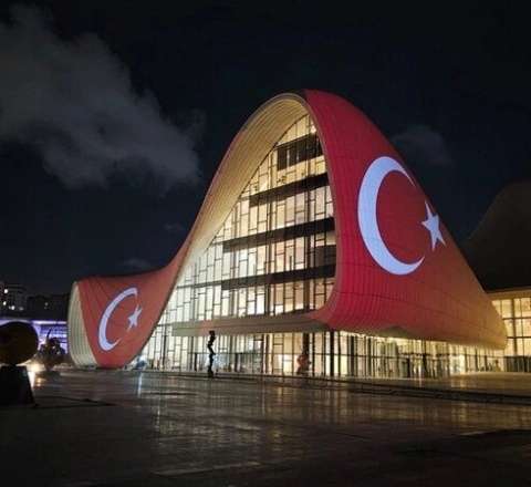 Heydər Əliyev Mərkəzi Türkiyə bayrağı ilə proyeksiya olundu 