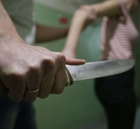 Kafedə xidmətçi qadın bıçaqladı 