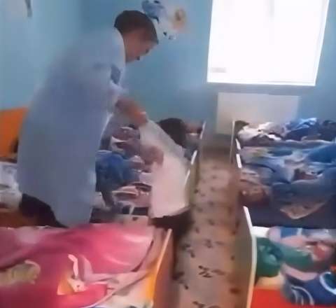 Bağçada azyaşlıya şiddət göstərildi - VİDEO 