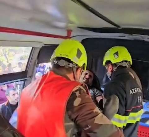 Mikroavtobus ağaca çırpıldı, sürücü yaralandı - Video - VİDEO