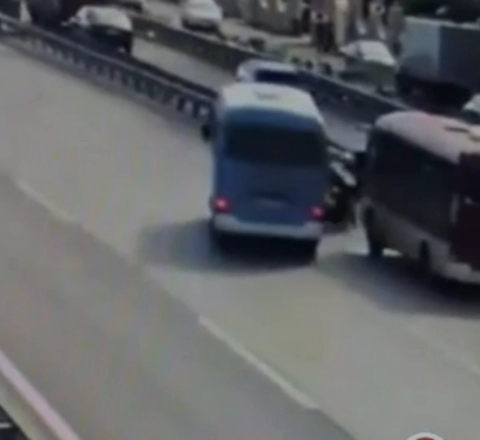 Avtobus motosiklet sürücüsünü vurdu - ANBAAN VİDEO 