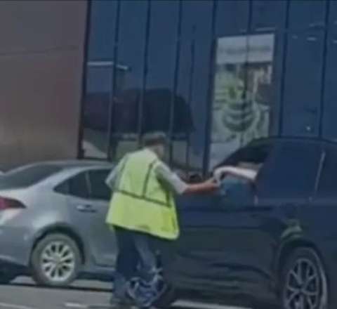 Sumqayıtda "parkovşik"ə 1 manat verən sürücü DÖYÜLDÜ: "2 manat istədilər"