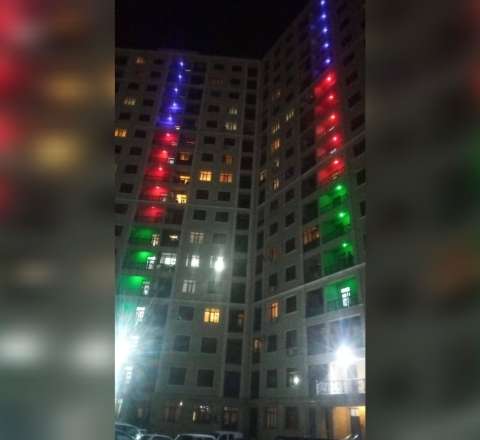 "Jurnalistlər binası" bayrağımızın rəngləri ilə işıqlandırıldı - FOTO