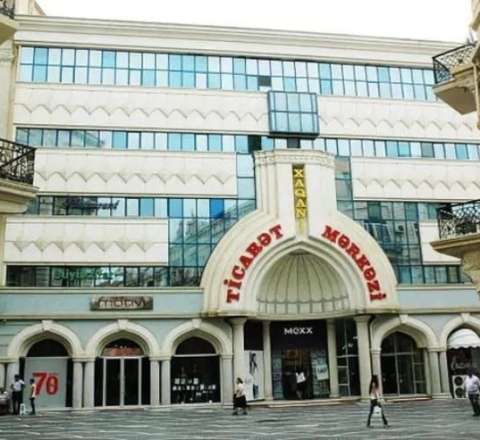 Bakının mərkəzində iyrənclik: Ticarət mərkəzinin önünü tualetə çevirdi, cərimələndi 