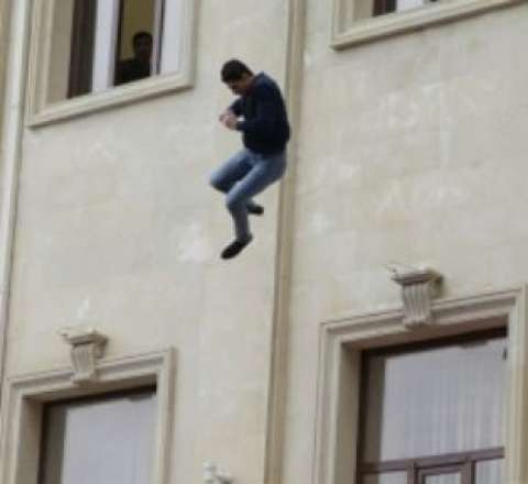 Bakıda pəncərə düzəldən kişi binadan yıxılıb ÖLDÜ 