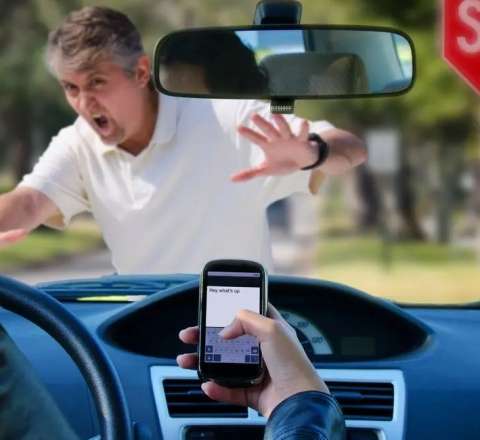 Telefonla danışan sürücülərə AĞIR CƏZA 