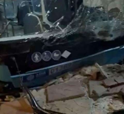 Biləcəridə QƏZA: Avtobus gül dükanına girdi, bir neçə avtomobil isə... - VİDEO 