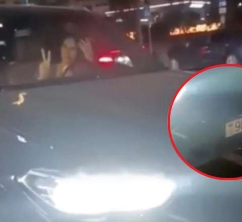 BMW-nin xanım sürücüsü motosikletçini vurdu: "Zor edirəm..." - VİDEO 