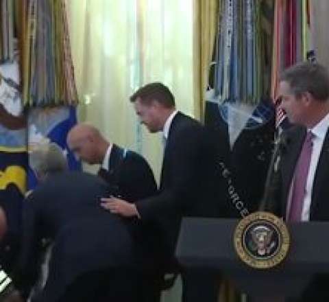 Trampın tədbirində gərgin anlar: Konfrans zamanı huşunu itirdi - VİDEO 