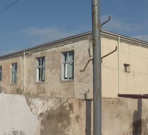 86 illik məktəb uçub tökülür – Zirzəmisindən tavanadək 