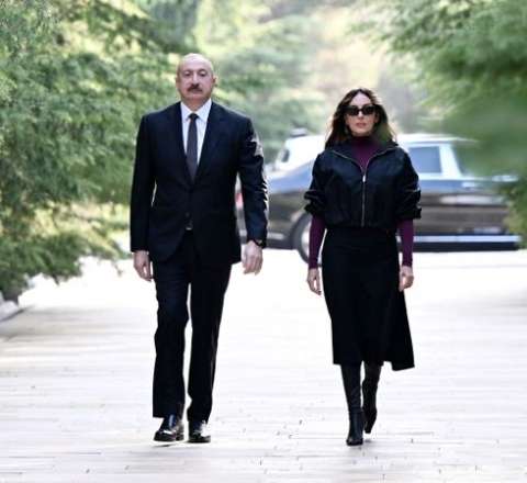 Prezidentlə birinci xanım Heydər Əliyevin məzarını və Şəhidlər Xiyabanını ziyarət etdi - FOTOLAR