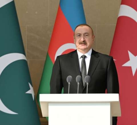 Prezident hərbi paraddan fotolar paylaşdı 