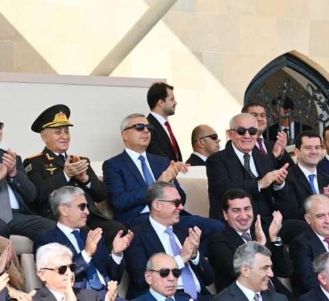 Rəsmilər paradda - FOTO 