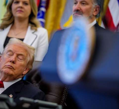 Tramp mətbuat konfransında mürgülədi – Demokratlar ələ saldı 