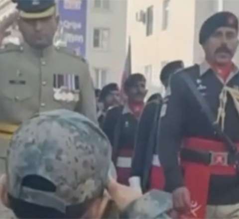 Hərbi salam verib, əlini sıxdı – Pakistanlı zabitdən xoş reaksiya (VİDEO) 