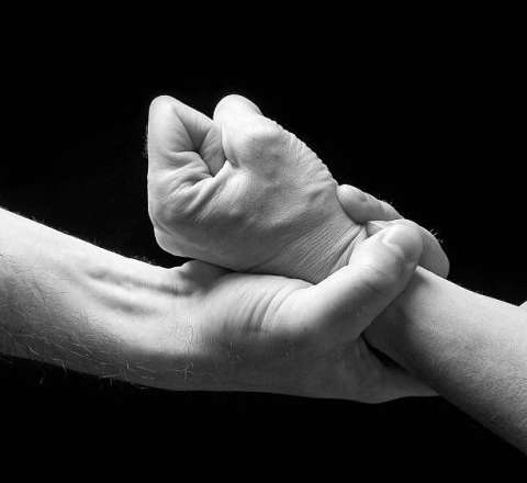 “Petux” sözünə görə qadının qolunu qırdı – Bakıda səfirlik qarşısında dava 