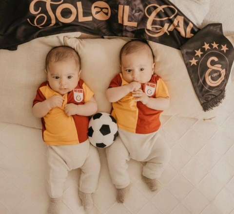 Türk cütlüyün fanatikliyi – əkiz uşaqlarına futbolçuların adlarını verdilər 