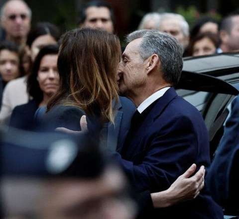 Həbsdən buraxılan Sarkozi evində belə qarşılandı 