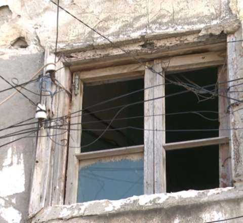 Bakıda sakinləri qorxuya salan 100 yaşlı bina: Hər an yana bilər... - VİDEO 