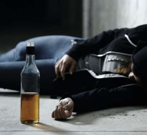 Spirtli içkidən zəhərlənib öldü – Xırdalanda evdən meyit tapıldı 