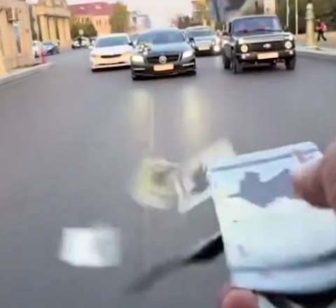 Toy karvanında avtoşluq: Küçələrə pul səpdilər - VİDEO 