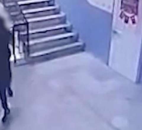 Direktor autizmli şagirdi pilləkənlərdən itələyərək yıxdı -  Dəhşətli görüntülər