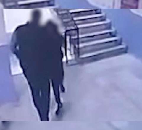 Direktor autizmli şagirdi pilləkənlərdən itələyərək yıxdı -  Dəhşətli görüntülər