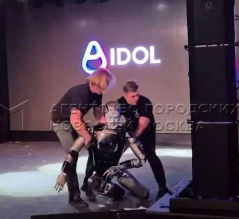 Rusiya robotu səhnədə yıxıldı – “Çox içibmiş” – VİDEO 