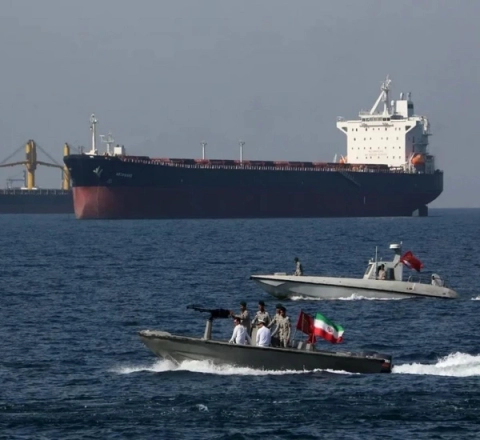 İran Hörmüz boğazında neft tankerini ələ keçirdi 