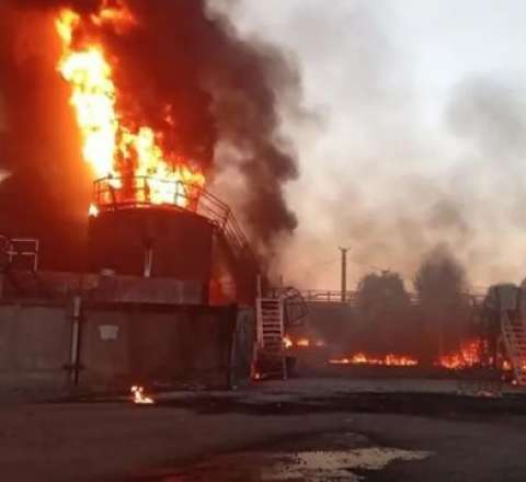 Rusiyanın neft emalı zavoduna  hücum – Yanğın başladı  
