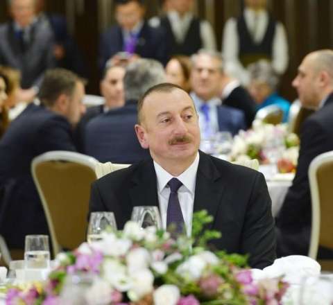 İlham Əliyev Daşkənddə ziyafətdə - Video 