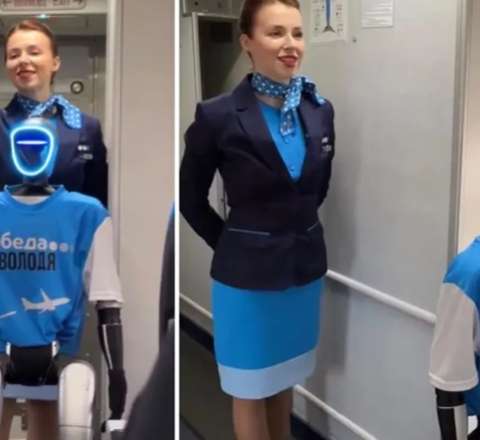 Dünyada ilk robot stüardessa sınaqdan keçirildilər 