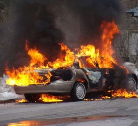 Göygöldə “Nissan” yandı 