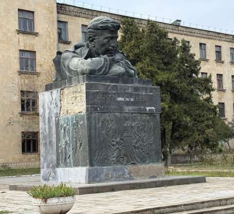 Cəfər Cabbarlının heykəli acınacaqlı durumda... - Niyə bərpa olunmur? - FOTOLAR 