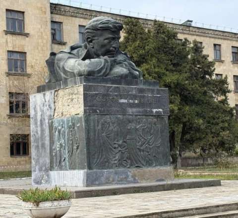 Cəfər Cabbarlının büstü bərpa ediləcək 