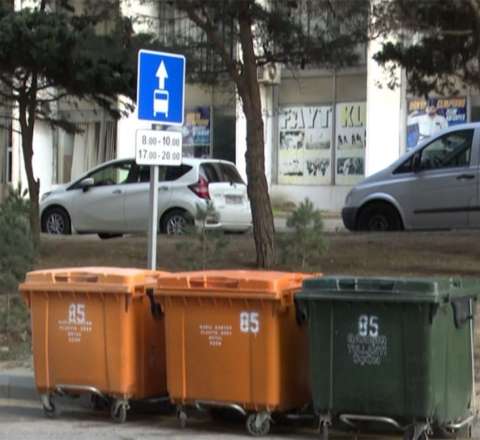 Zibil konteynerlərini avtobus zolağına düzdülər – VİDEO 